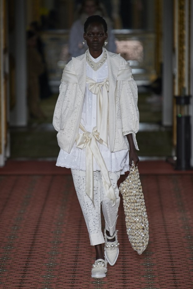 مجموعة الالبسة الفاخرة من SIMONE ROCHA لخريف وشتاء 2020-2021