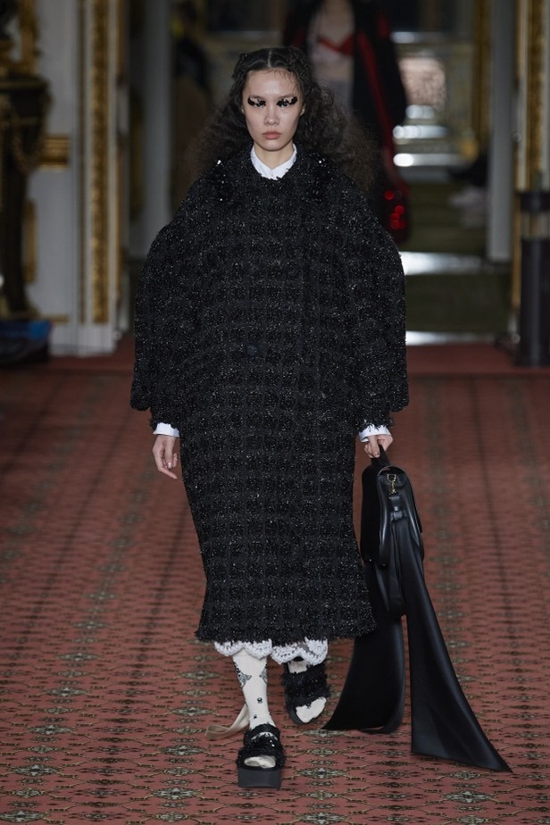 مجموعة الالبسة الفاخرة من SIMONE ROCHA لخريف وشتاء 2020-2021