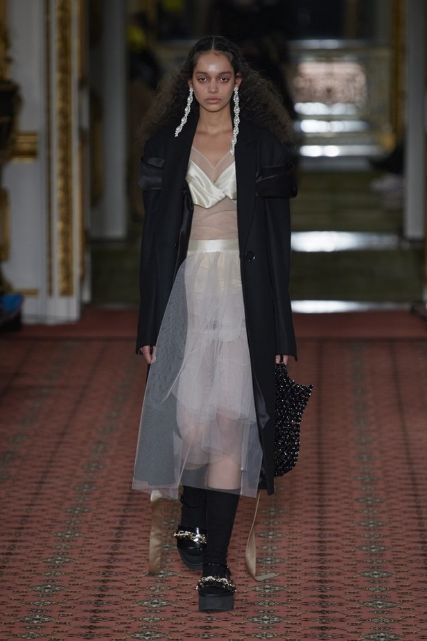 مجموعة الالبسة الفاخرة من SIMONE ROCHA لخريف وشتاء 2020-2021