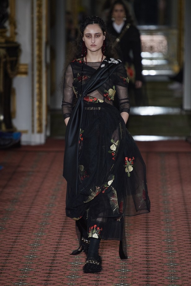 مجموعة الالبسة الفاخرة من SIMONE ROCHA لخريف وشتاء 2020-2021