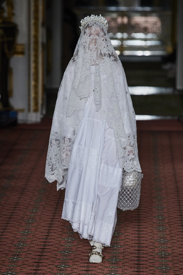 مجموعة الالبسة الفاخرة من SIMONE ROCHA لخريف وشتاء 2020-2021