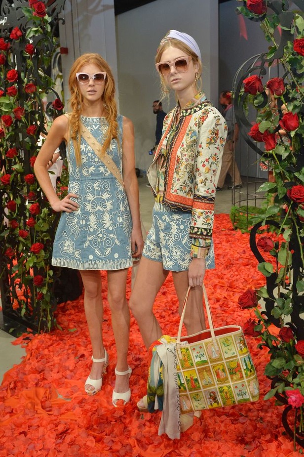 مجموعة Alice & Olivia لموسمي ربيع وصيف ٢٠١٧