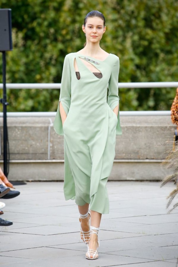 عرض أزياء Roland Mouret لربيع وصيف ٢٠١٩ !