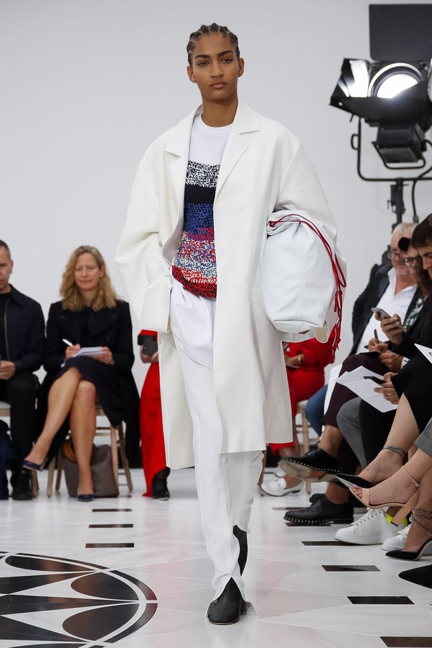 عرض ازياء فيكتوريا بيكهام لربيع وصيف 2019