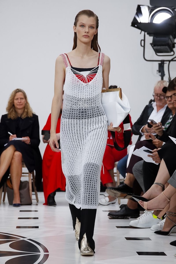 عرض ازياء فيكتوريا بيكهام لربيع وصيف 2019