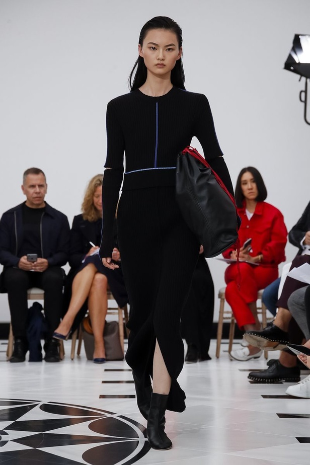 عرض ازياء فيكتوريا بيكهام لربيع وصيف 2019