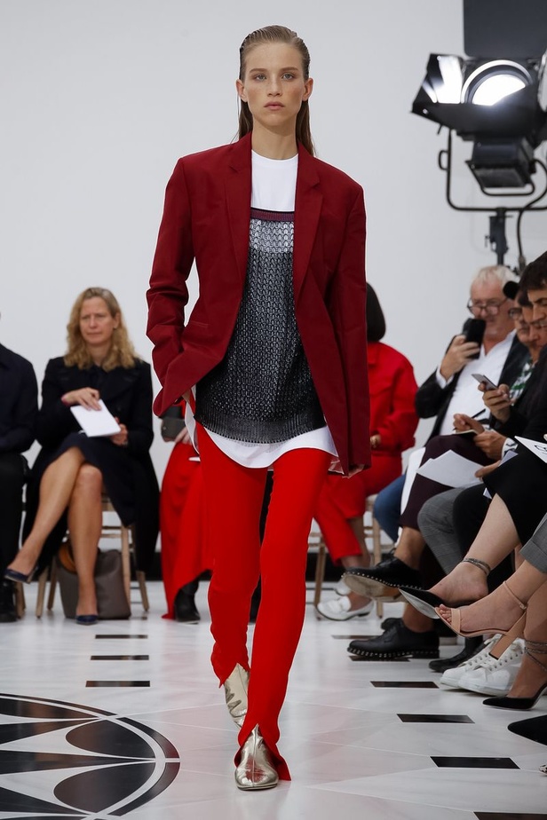 عرض ازياء فيكتوريا بيكهام لربيع وصيف 2019