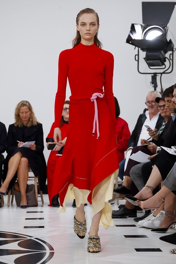 عرض ازياء فيكتوريا بيكهام لربيع وصيف 2019