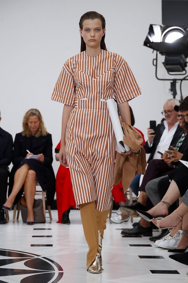 عرض ازياء فيكتوريا بيكهام لربيع وصيف 2019