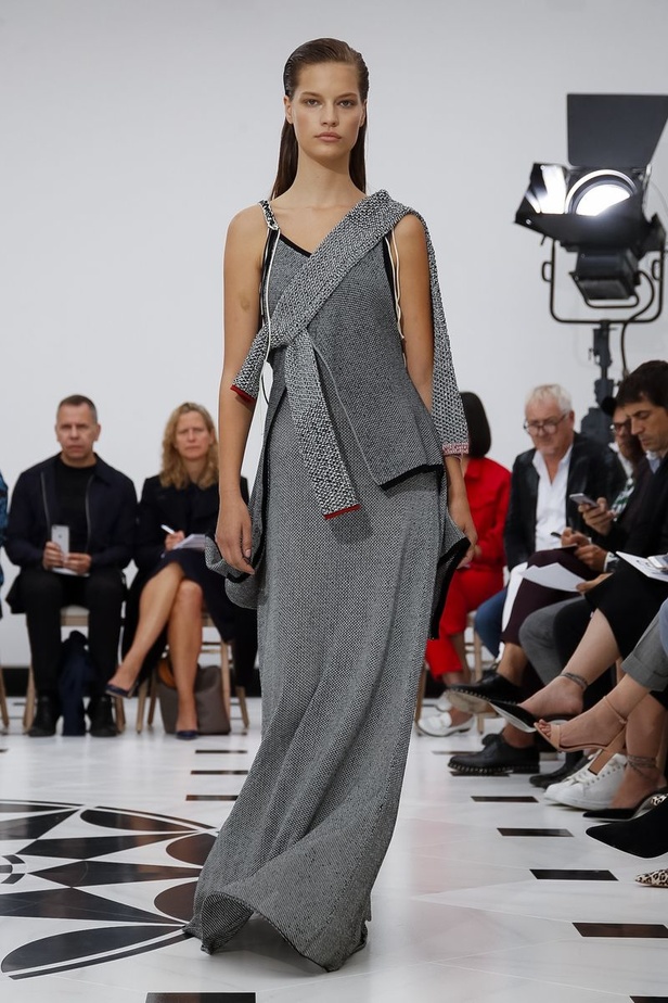 عرض ازياء فيكتوريا بيكهام لربيع وصيف 2019