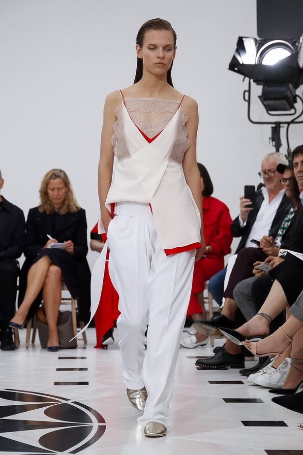 عرض ازياء فيكتوريا بيكهام لربيع وصيف 2019