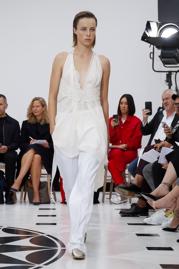 عرض ازياء فيكتوريا بيكهام لربيع وصيف 2019