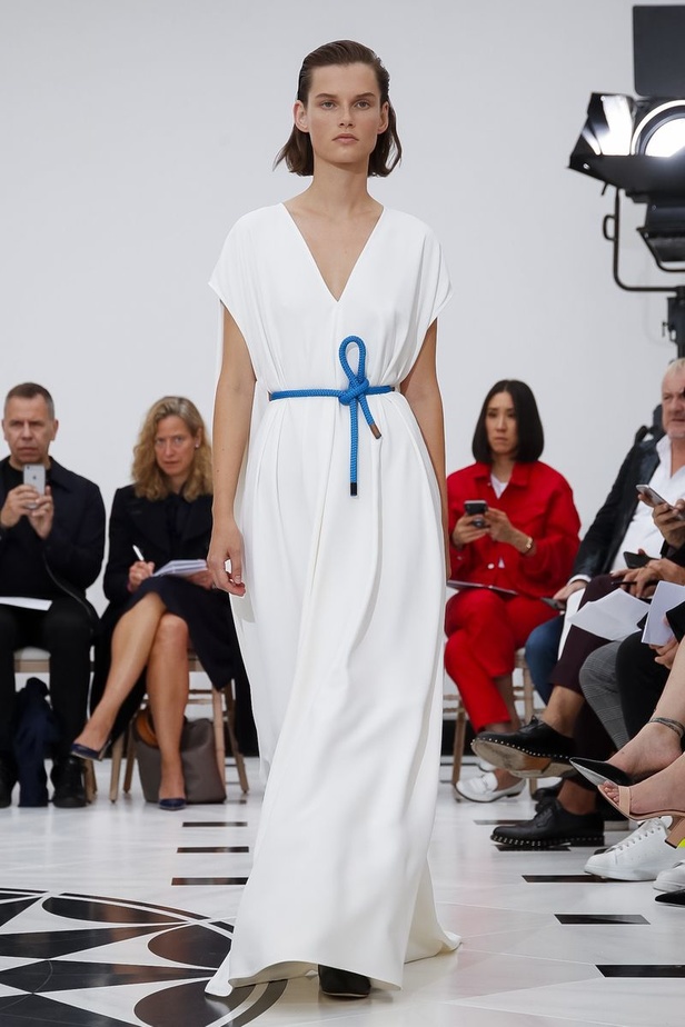 عرض ازياء فيكتوريا بيكهام لربيع وصيف 2019