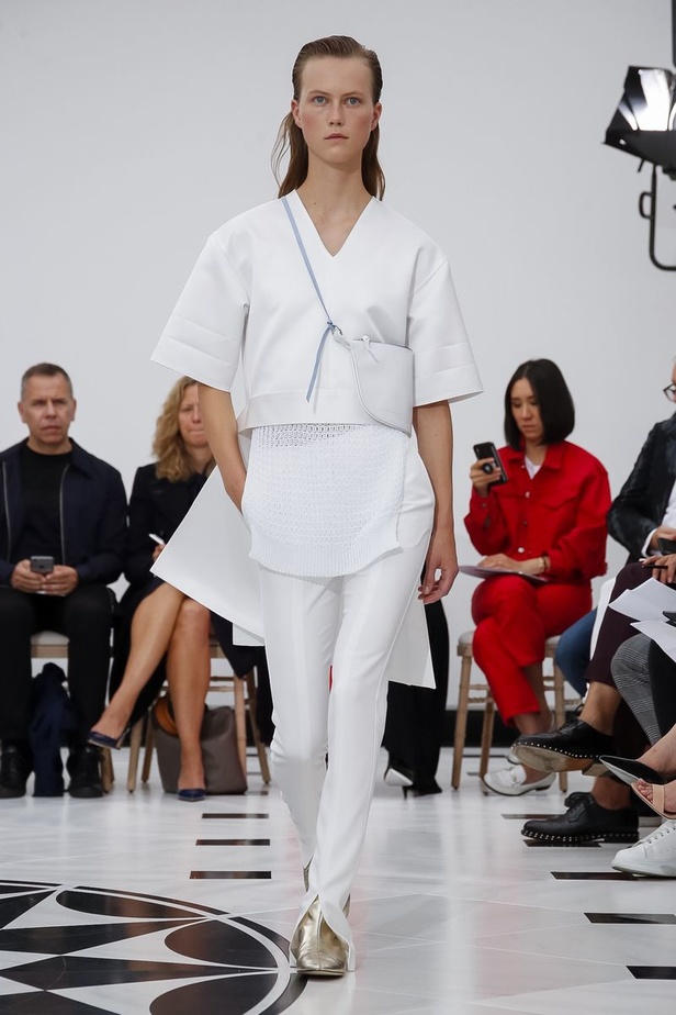 عرض ازياء فيكتوريا بيكهام لربيع وصيف 2019