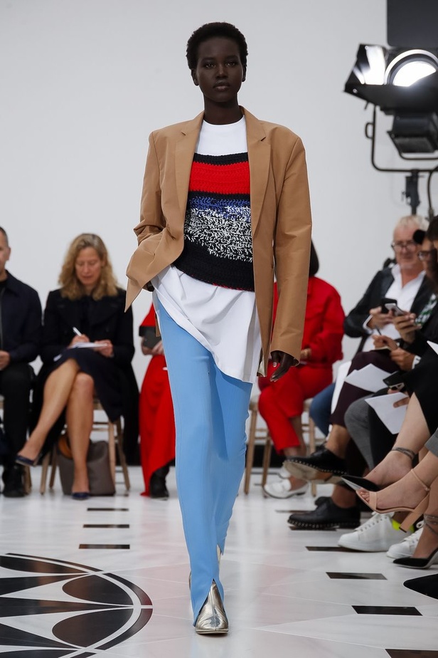 عرض ازياء فيكتوريا بيكهام لربيع وصيف 2019