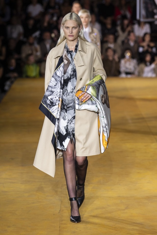 اسبوع الموضة في لندن 2019 عرض أزياء BURBERRY لربيع وصيف 2020