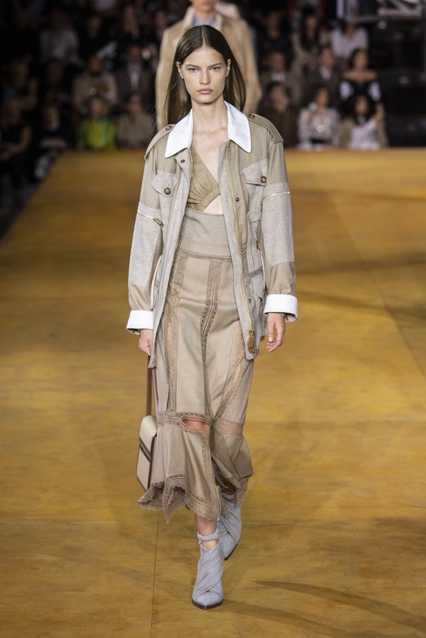 اسبوع الموضة في لندن 2019 عرض أزياء BURBERRY لربيع وصيف 2020