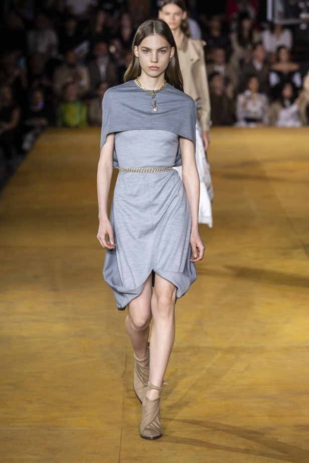 اسبوع الموضة في لندن 2019 عرض أزياء BURBERRY لربيع وصيف 2020