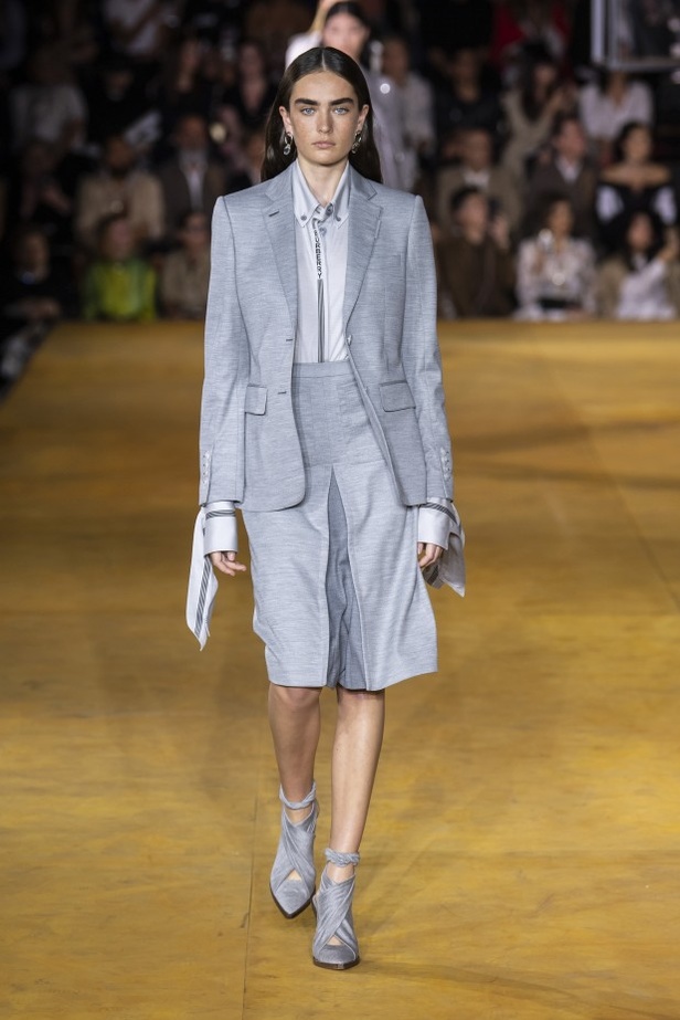 اسبوع الموضة في لندن 2019 عرض أزياء BURBERRY لربيع وصيف 2020