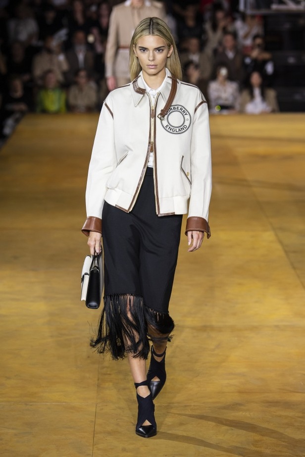 اسبوع الموضة في لندن 2019 عرض أزياء BURBERRY لربيع وصيف 2020