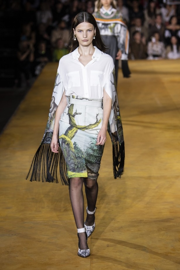 اسبوع الموضة في لندن 2019 عرض أزياء BURBERRY لربيع وصيف 2020