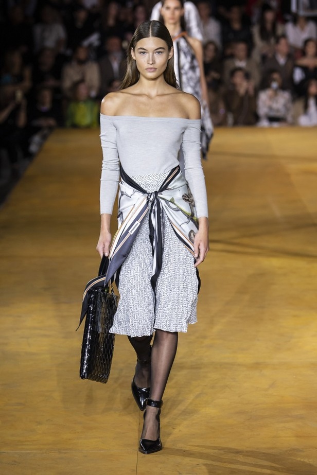 اسبوع الموضة في لندن 2019 عرض أزياء BURBERRY لربيع وصيف 2020