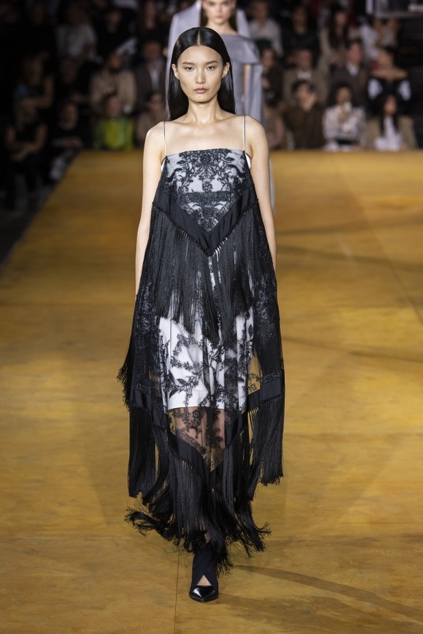 اسبوع الموضة في لندن 2019 عرض أزياء BURBERRY لربيع وصيف 2020