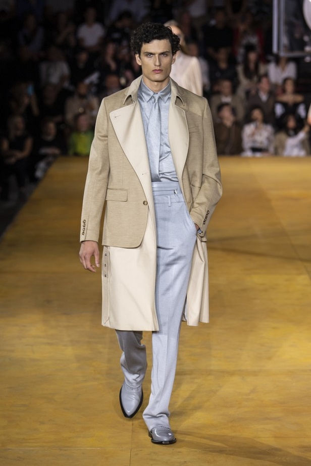 اسبوع الموضة في لندن 2019 عرض أزياء BURBERRY لربيع وصيف 2020