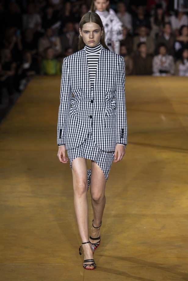 اسبوع الموضة في لندن 2019 عرض أزياء BURBERRY لربيع وصيف 2020