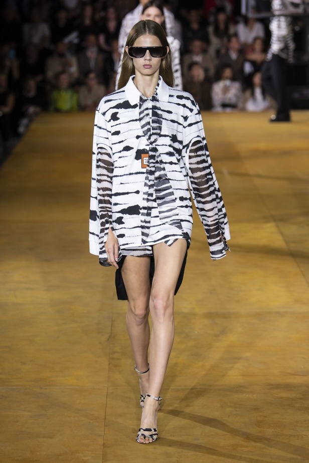 اسبوع الموضة في لندن 2019 عرض أزياء BURBERRY لربيع وصيف 2020