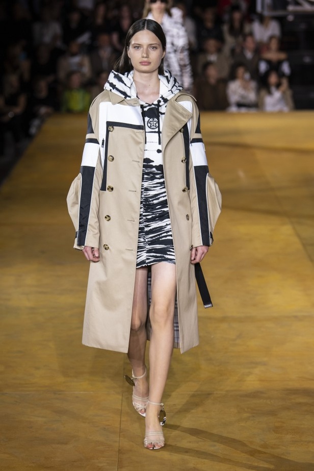 اسبوع الموضة في لندن 2019 عرض أزياء BURBERRY لربيع وصيف 2020