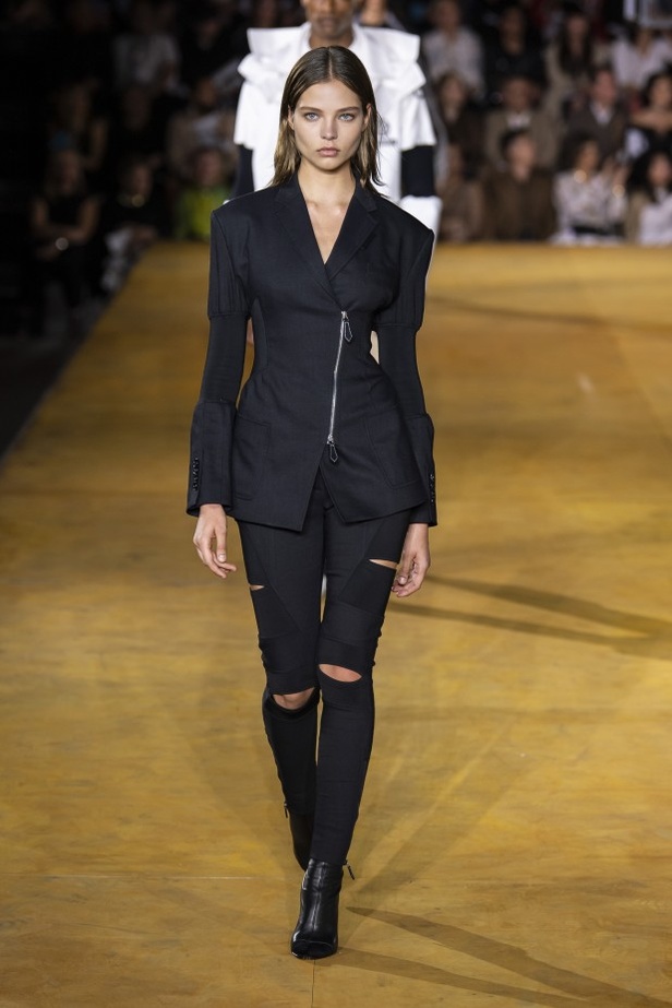 اسبوع الموضة في لندن 2019 عرض أزياء BURBERRY لربيع وصيف 2020