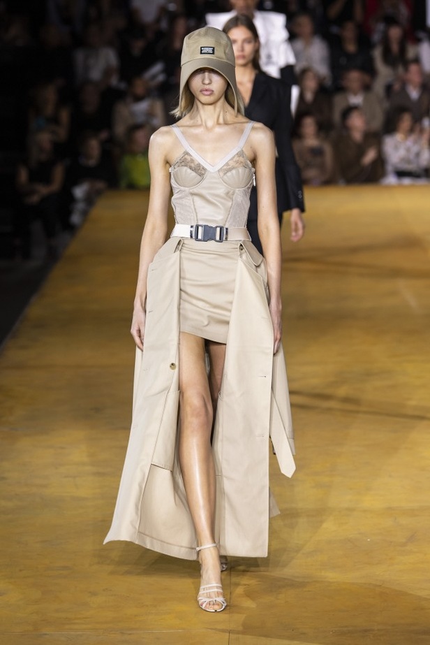 اسبوع الموضة في لندن 2019 عرض أزياء BURBERRY لربيع وصيف 2020