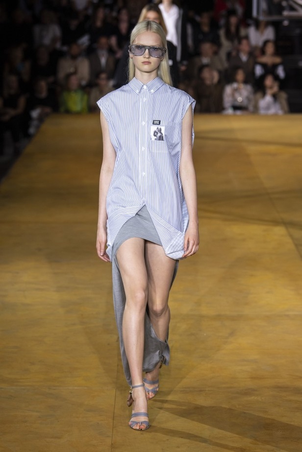 اسبوع الموضة في لندن 2019 عرض أزياء BURBERRY لربيع وصيف 2020