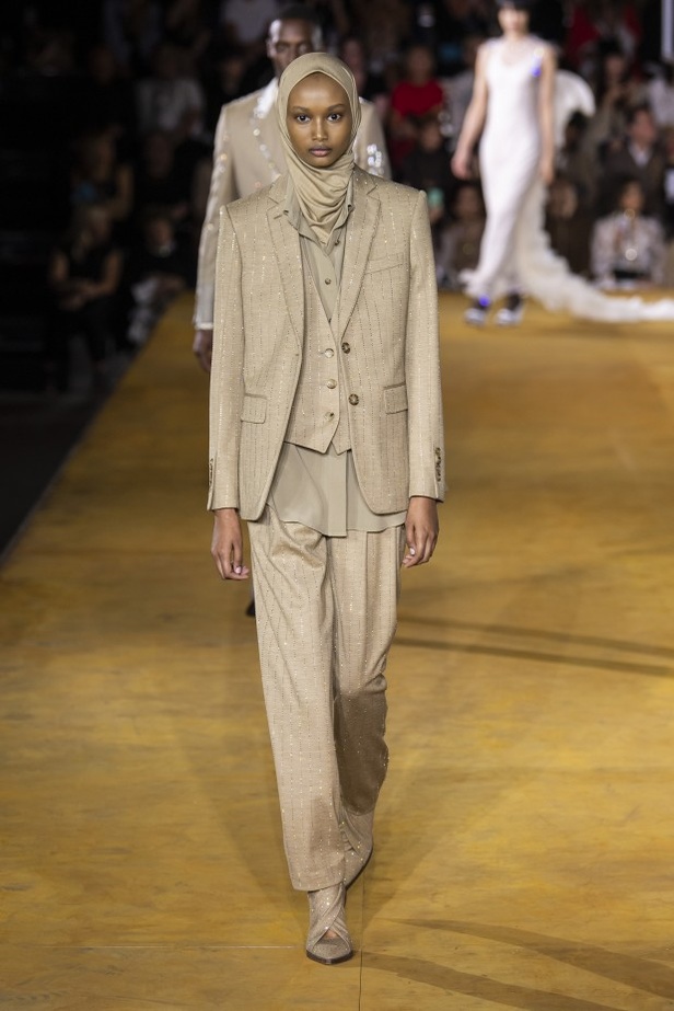 اسبوع الموضة في لندن 2019 عرض أزياء BURBERRY لربيع وصيف 2020