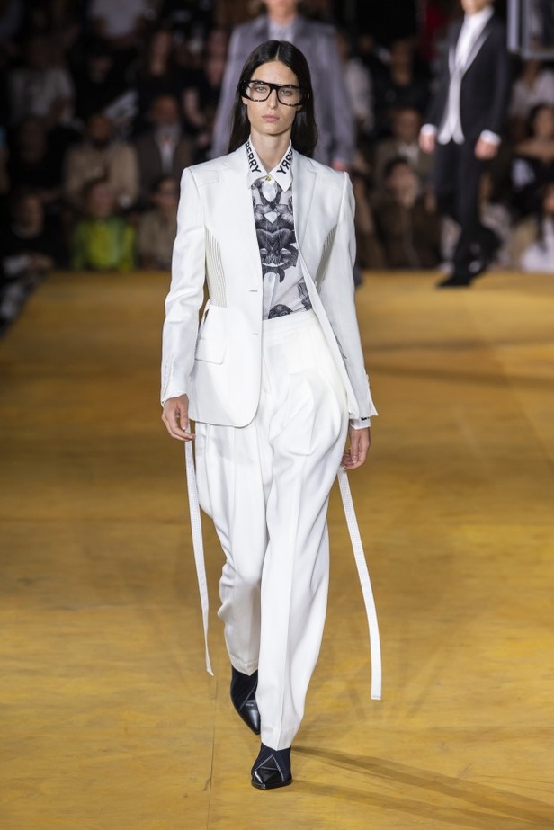 اسبوع الموضة في لندن 2019 عرض أزياء BURBERRY لربيع وصيف 2020