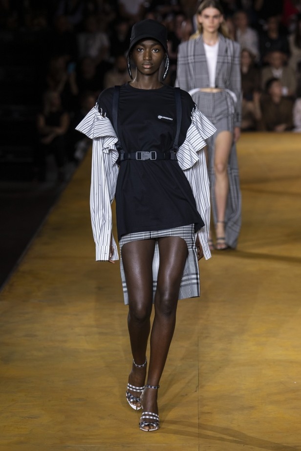 اسبوع الموضة في لندن 2019 عرض أزياء BURBERRY لربيع وصيف 2020