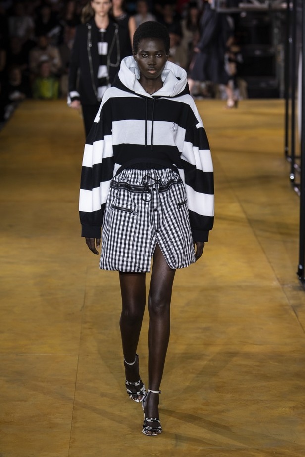 اسبوع الموضة في لندن 2019 عرض أزياء BURBERRY لربيع وصيف 2020