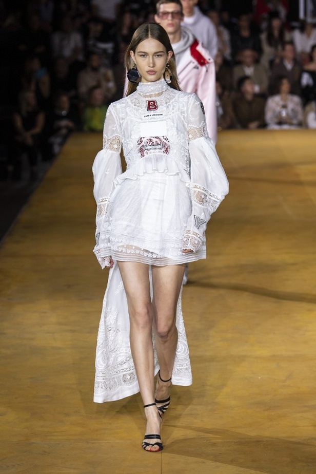 اسبوع الموضة في لندن 2019 عرض أزياء BURBERRY لربيع وصيف 2020