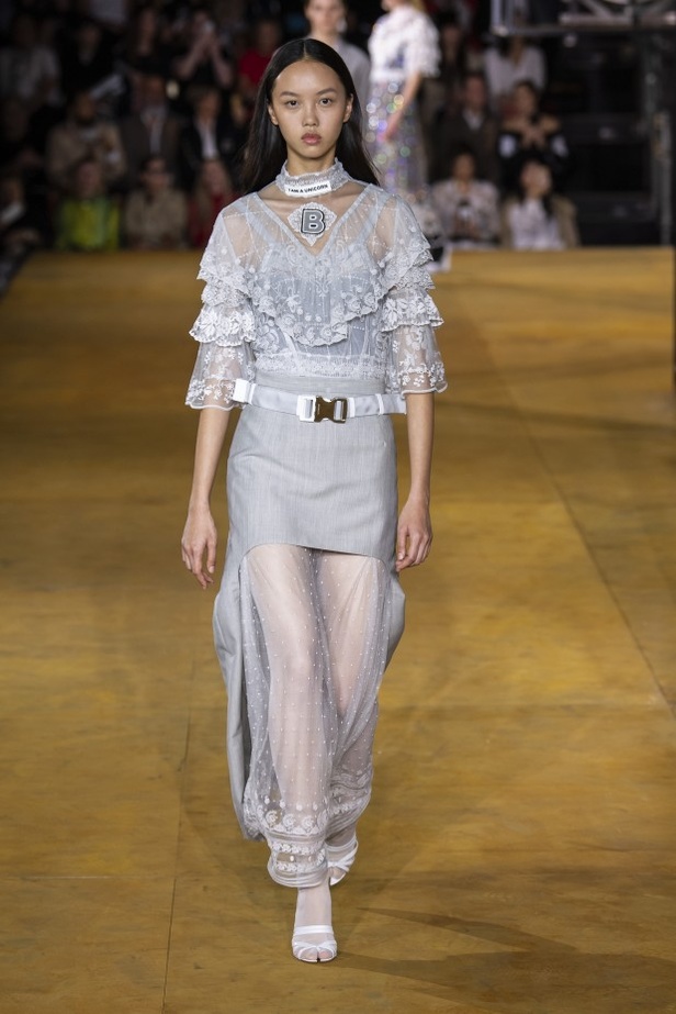 اسبوع الموضة في لندن 2019 عرض أزياء BURBERRY لربيع وصيف 2020