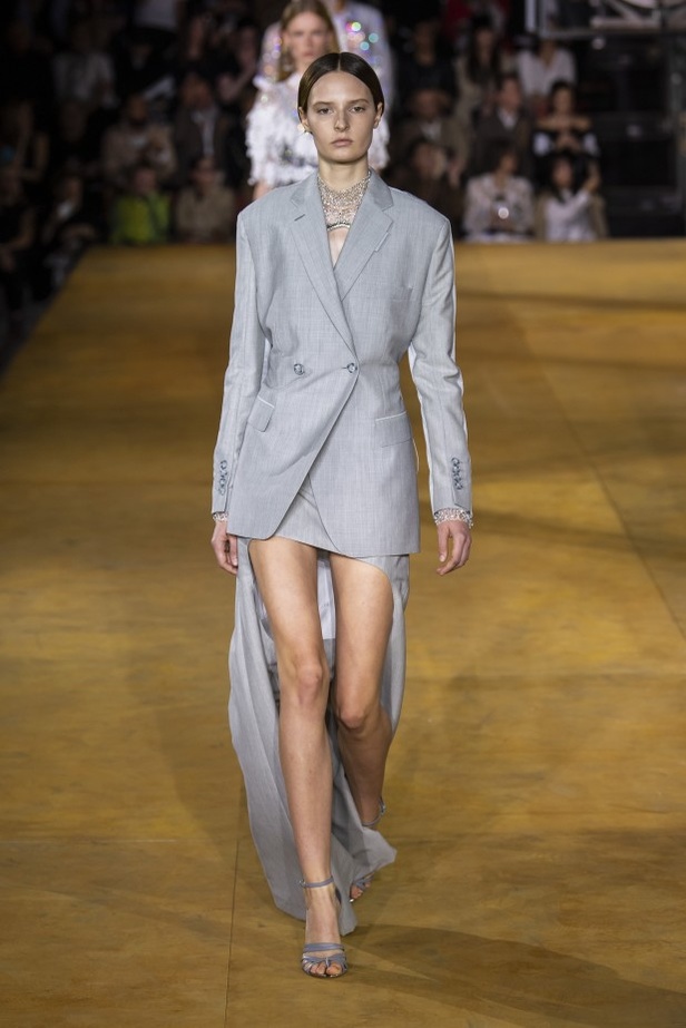 اسبوع الموضة في لندن 2019 عرض أزياء BURBERRY لربيع وصيف 2020