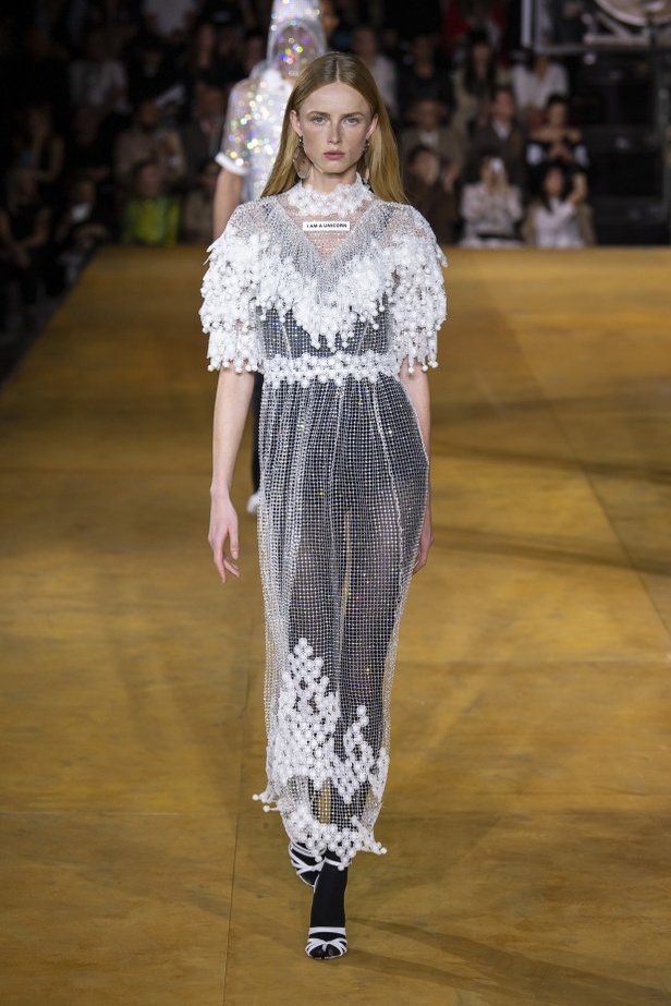 اسبوع الموضة في لندن 2019 عرض أزياء BURBERRY لربيع وصيف 2020