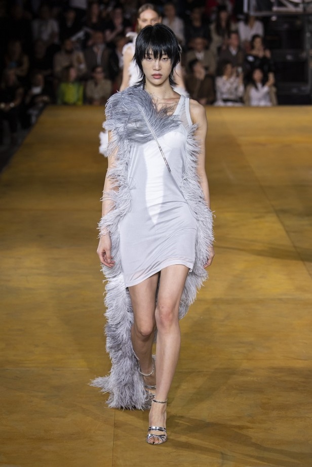 اسبوع الموضة في لندن 2019 عرض أزياء BURBERRY لربيع وصيف 2020