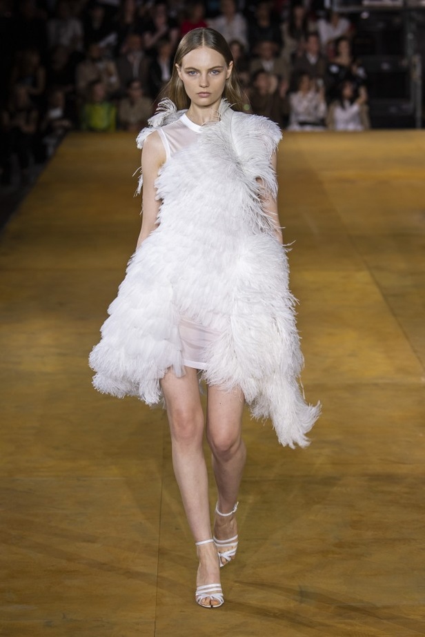 اسبوع الموضة في لندن 2019 عرض أزياء BURBERRY لربيع وصيف 2020