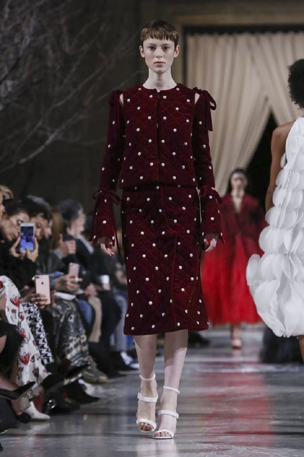 عرض أزياء اوسكار دي لارانتا لموسم خريف وشتاء 2018