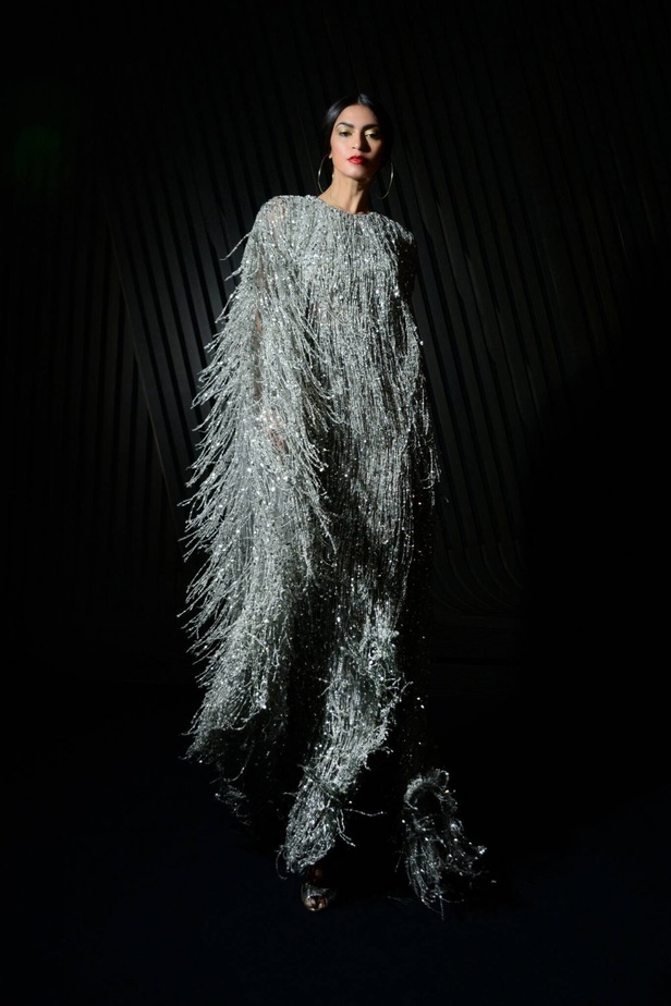 عرض ازياء مجموعة نعيم خان لصيحات موسم خريف وشتاء 2021