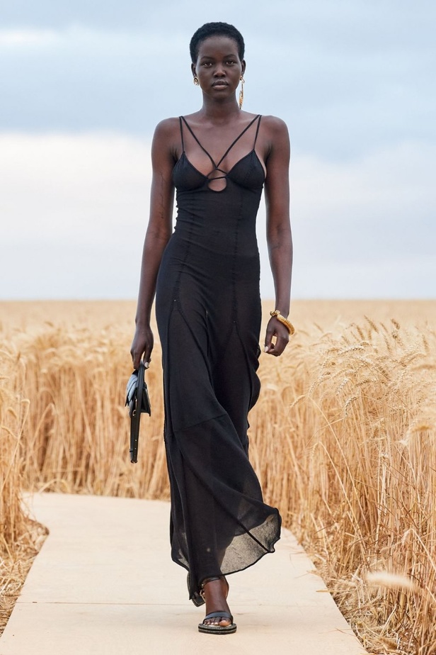 صور عرض ازياء  Jacquemus مجموعة ربيع وصيف 2021