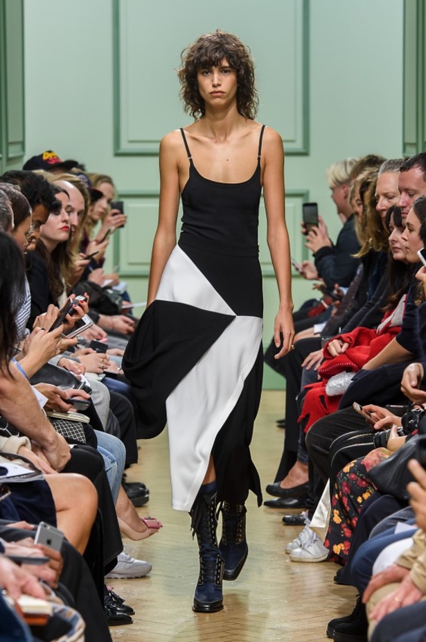 مجموعة J.W.Anderson في اسبوع لندن للموضة