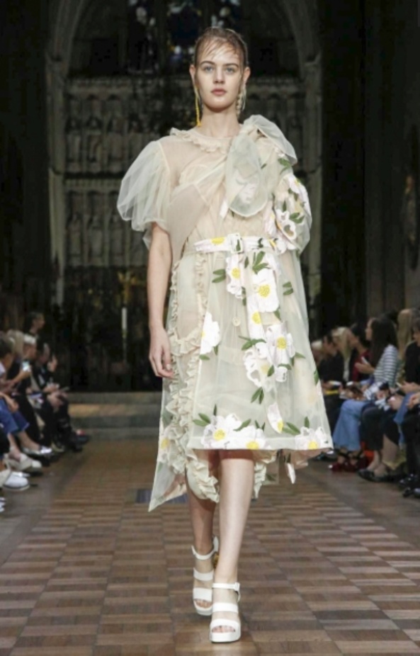 مجموعة Simone Rocha للأزياء الجاهزة لربيع وصيف 2017 !