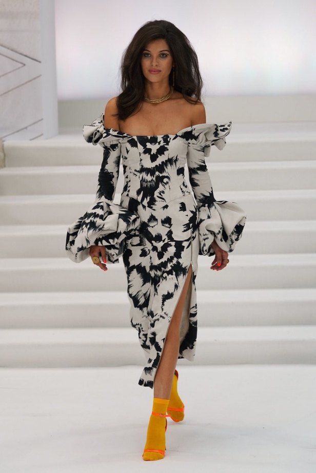 اسبوع الموضة في لندن 2019  أزياء PAUL COSTELLO الجاهزة لربيع وصيف 2020